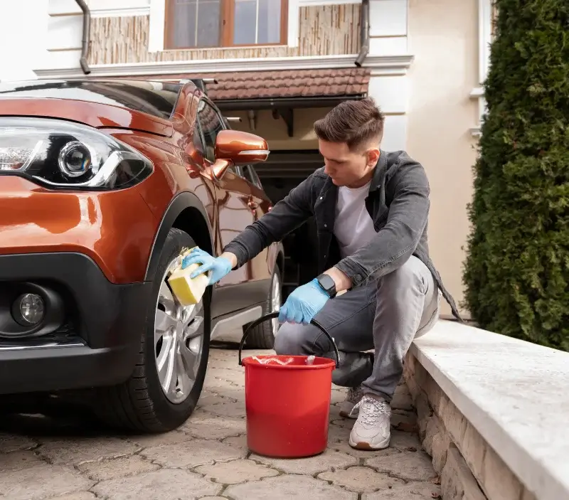 Lavage auto à domicile Ilhat : professionnel intervenant sur un véhicule